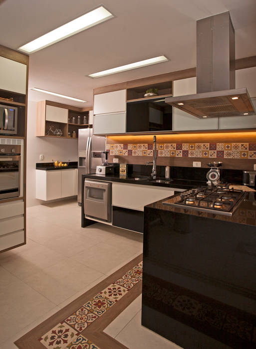 Veja o resultado da reforma da área externa dessa residência com área gourmet + cozinha!, Andréa Spelzon Interiores Andréa Spelzon Interiores Cocinas de estilo moderno