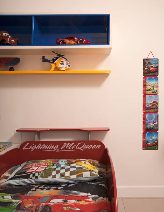 Veja esse quarto infantil com o tema "Carros"! , Andréa Spelzon Interiores Andréa Spelzon Interiores Dormitorios infantiles modernos