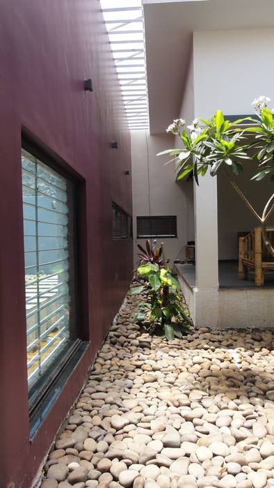 gandhi farm house, 4th axis design studio 4th axis design studio Country style garden Plant,Building,Property,Leaf,Fixture,Botany,Architecture,Vegetation,Floor,Wall