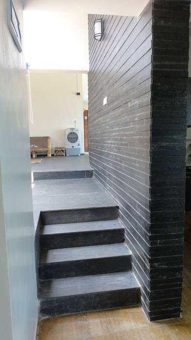 gandhi farm house, 4th axis design studio 4th axis design studio Modern Corridor, Hallway and Staircase