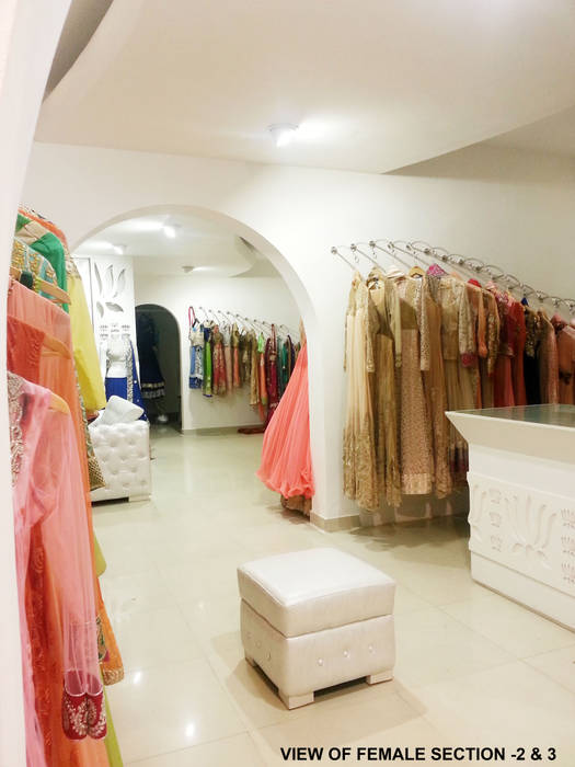 TURQUOISE -designer clothes showroom, Ingenious Ingenious Minimalist corridor, hallway & stairs Clothes hooks & stands