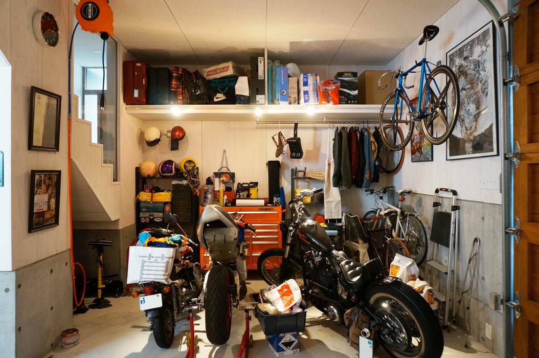 青梅のガレージハウス, Kawakatsu Design Kawakatsu Design Modern garage/shed