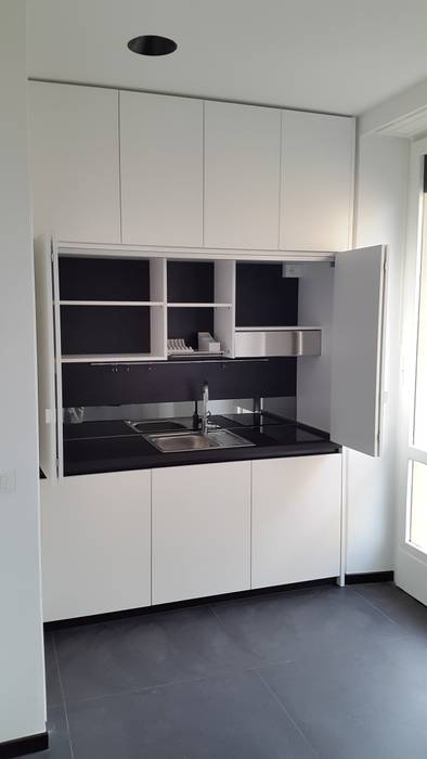 Minicucine - Cucina a monoblocco scomparsa da cm.185 con ante – TORINO, SIZEDESIGN SMART KITCHENS & LIVING SIZEDESIGN SMART KITCHENS & LIVING 現代廚房設計點子、靈感&圖片 儲櫃