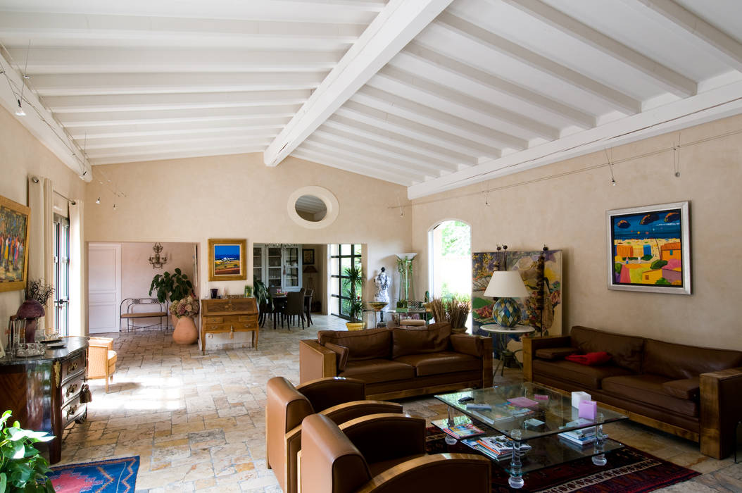Maison de plain pied avec sol en pierre au design méditerranéen , Pierre Bernard Création Pierre Bernard Création Living room