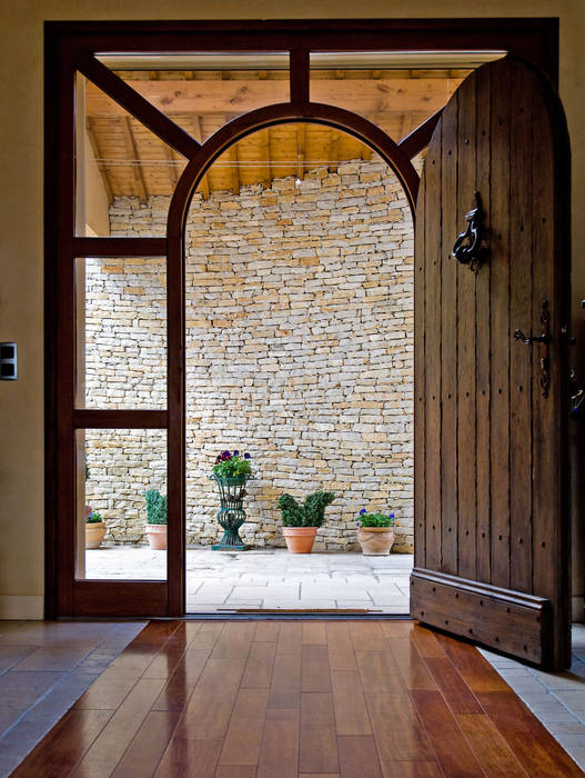 Maison avec couloir vitré et mobilier bois, Pierre Bernard Création Pierre Bernard Création pintu kayu Kayu Wood effect