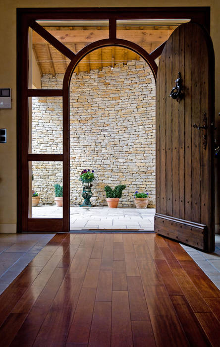 Maison avec couloir vitré et mobilier bois, Pierre Bernard Création Pierre Bernard Création Portas de madeira