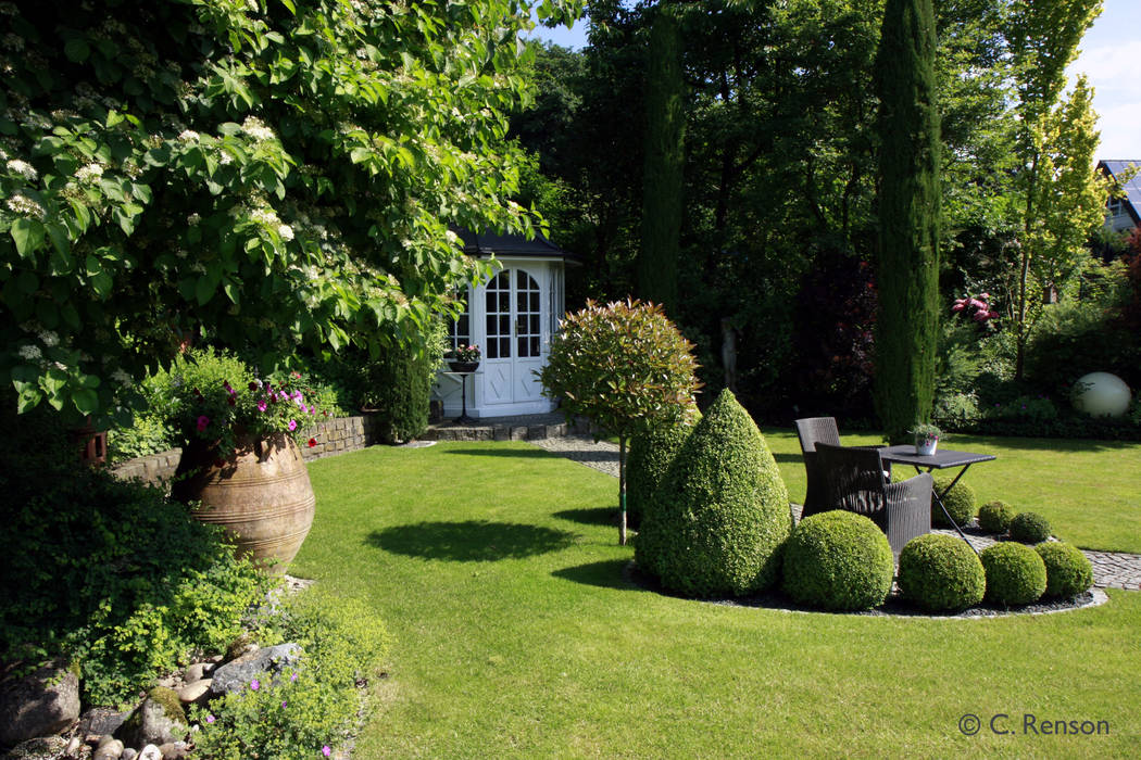 Ein Sitzplatz in der Rasenfläche kann auch Geborgenheit vermitteln dirlenbach - garten mit stil Garten im Landhausstil Rasen,üppig,grün,gepflegt,Kugel,Kegel,Zypresse,Buchsbaum
