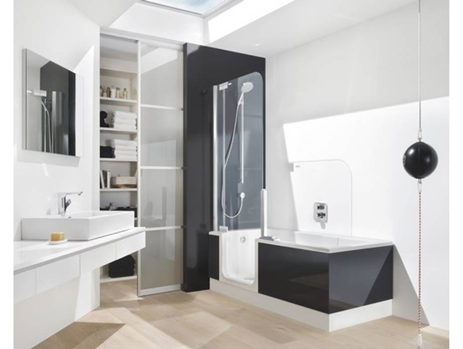 Badewanne mit Tür und fugenlose Wände Bad Campioni Modern Bathroom