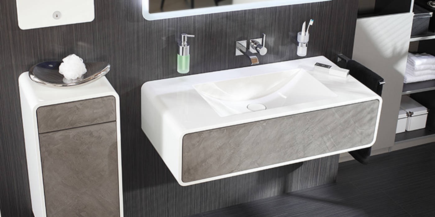 Badewanne mit tür und fugenlose wände moderne badezimmer von bad