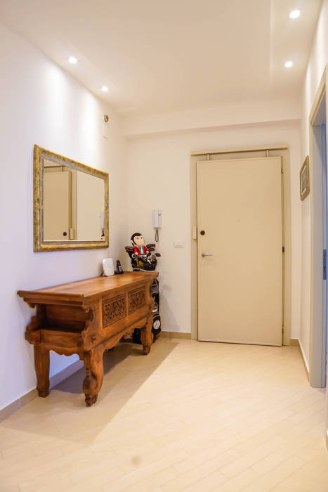 Minimal Living Vs. Liberty!, Luca Bucciantini Architettura d’ interni Luca Bucciantini Architettura d’ interni Minimalist corridor, hallway & stairs White