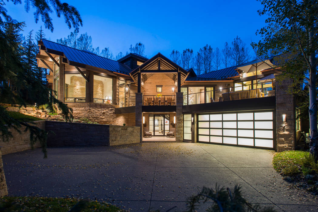 Buitengewone trap in prachtige woning in Aspen (Colorado), EeStairs | Stairs and balustrades EeStairs | Stairs and balustrades ห้องโถงทางเดินและบันไดสมัยใหม่ ไม้ Wood effect