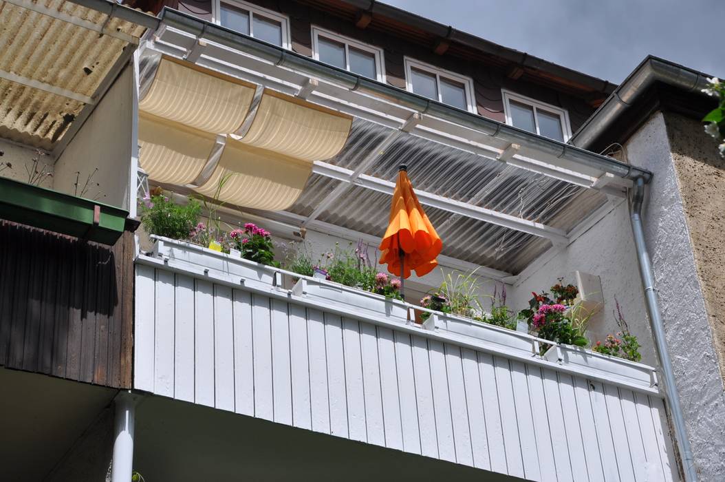 Klein, aber oho: Wohlfühlbalkon im Kleinformat, DIE BALKONGESTALTER DIE BALKONGESTALTER Modern terrace