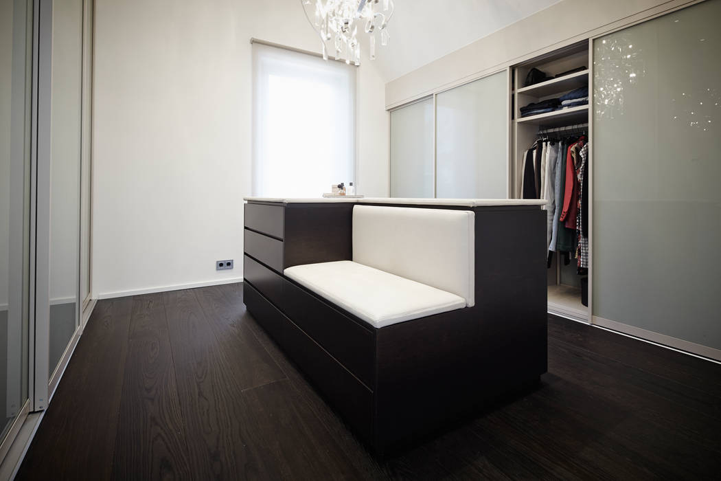 homify Modern dressing room