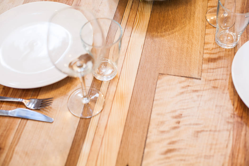 homify Industrial style dining room Wood Wood effect