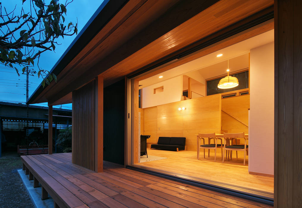スキップフロアで繋がる家, かんばら設計室 かんばら設計室 بلكونة أو شرفة خشب Wood effect