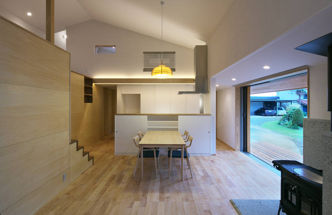 スキップフロアで繋がる家, かんばら設計室 かんばら設計室 餐廳 木頭 Wood effect