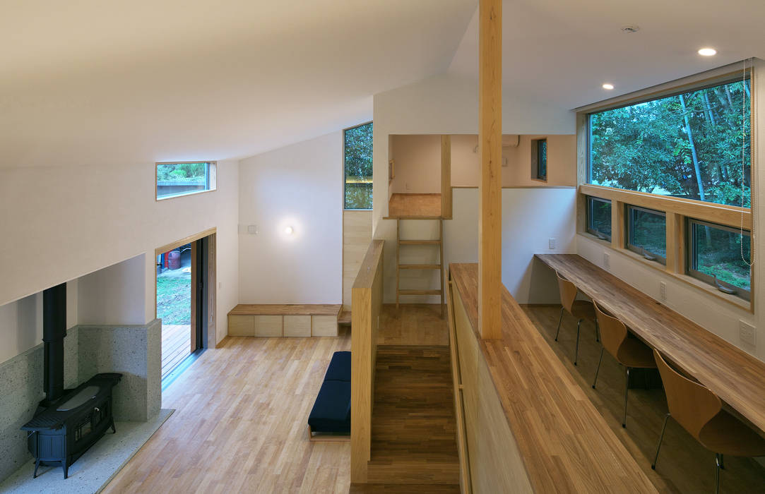 スキップフロアで繋がる家, かんばら設計室 かんばら設計室 Eclectic style living room Solid Wood Multicolored