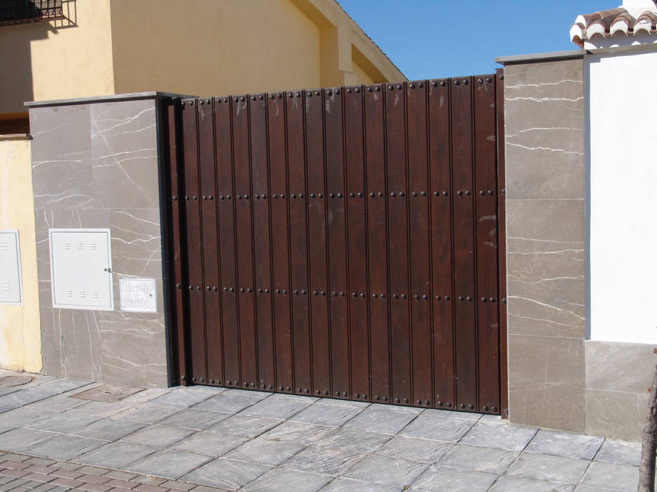 Portón de madera con detalles homify Puertas y ventanas de estilo rústico portón de madera
