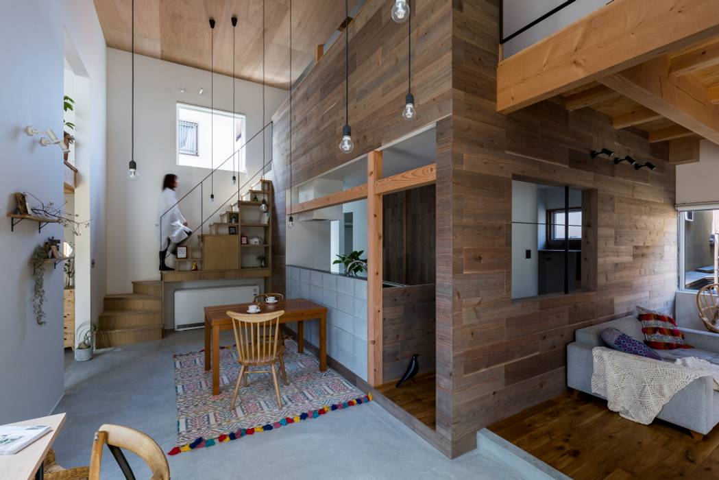 Uji House ALTS DESIGN OFFICE ラスティックデザインの ダイニング 木 木目調