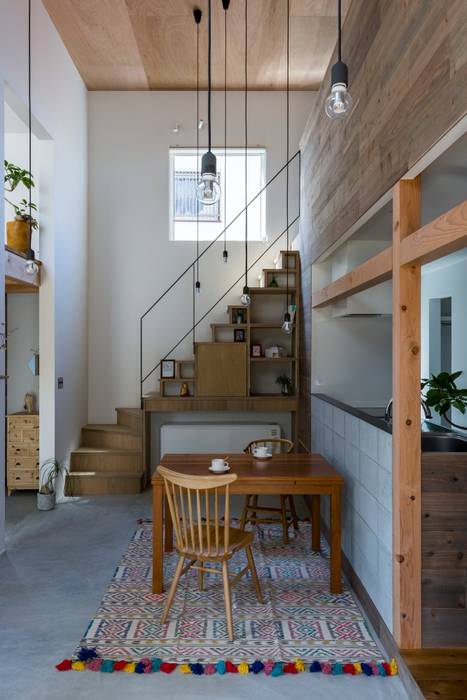 Uji House, ALTS DESIGN OFFICE ALTS DESIGN OFFICE Rustic style corridor, hallway & stairs Wood Wood effect