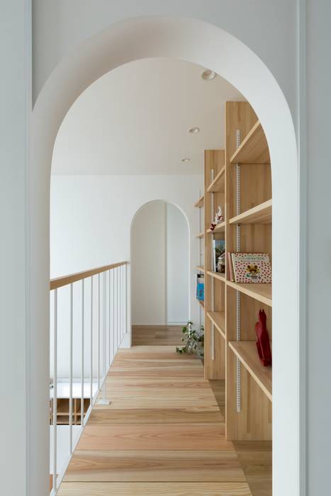 Otsu House, ALTS DESIGN OFFICE ALTS DESIGN OFFICE Scandinavian style corridor, hallway& stairs Silver/Gold