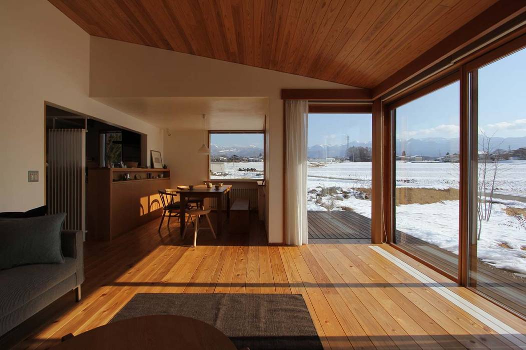 八ヶ岳を望む家, 藤松建築設計室 藤松建築設計室 Scandinavian style dining room Tables