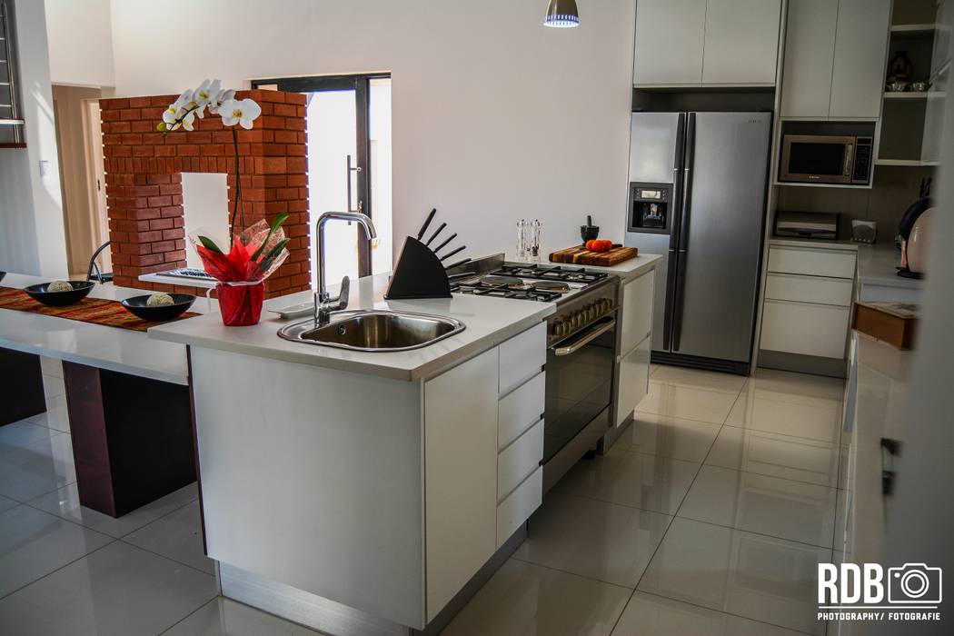 Mr & Mrs Du Plessis Project - The Hills Estate, Pretoria, Ergo Designer Kitchens & Cabinetry Ergo Designer Kitchens & Cabinetry Dapur Modern MDF