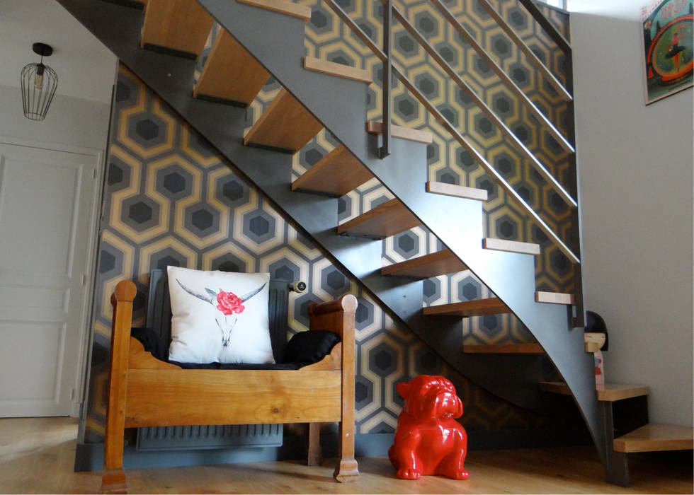 UNE DÉCO FUN ET COLORÉE !, UN AMOUR DE MAISON UN AMOUR DE MAISON Modern corridor, hallway & stairs