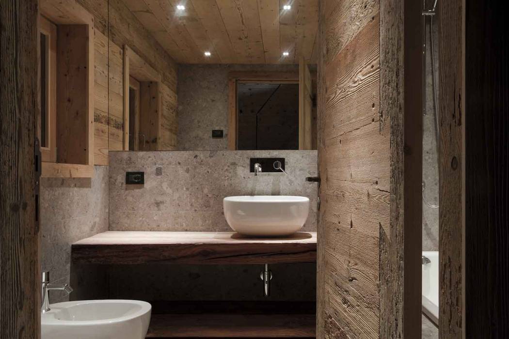 Recupero di un Tabià a Selva di Cadore: Le tradizionali costruzioni in legno e pietra, EXiT architetti associati EXiT architetti associati Rustic style bathroom