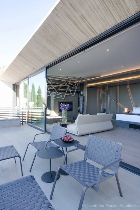 Concrete House , Nico Van Der Meulen Architects Nico Van Der Meulen Architects ระเบียง, นอกชาน