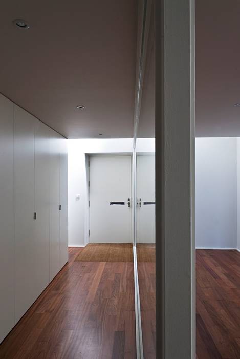 pa_house, rui ventura | [v2a+e] rui ventura | [v2a+e] Corredores, halls e escadas minimalistas