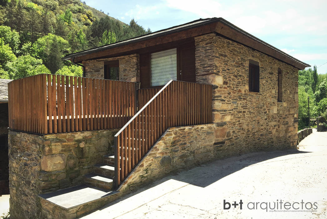 Volumen reformado. Terraza de acceso y barandilla de madera y acero b+t arquitectos Casas de estilo rural Edificio,Cielo,Ventana,Nube,Planta,Árbol,Madera,Casa,Escalera,lote de terreno