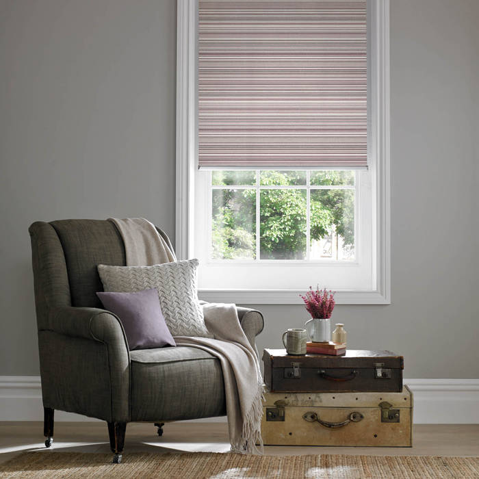 Grace Mulberry Roller Blind Appeal Home Shading Livings modernos: Ideas, imágenes y decoración