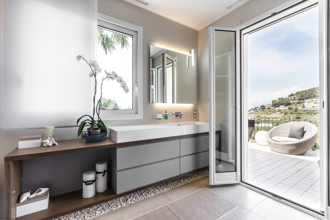 Modern bathroom interior of a villa on Cote d'Azur. NG-STUDIO Interior Design Bagno moderno interior Monaco,interior Monte-Carlo,design Monaco,design Monte-Carlo,design Cote d'Azur,интерьер Монако,интерьер Монте-Карло,дизайн Монако,дизайн Монте-Карло,студия Монако,студия Монте-Карло