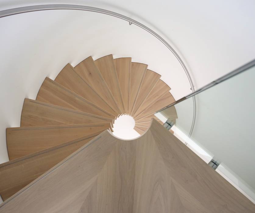 Unieke zwevende spilloze spiltrap in prachtige villa, EeStairs | Stairs and balustrades EeStairs | Stairs and balustrades Modern Corridor, Hallway and Staircase Wood Wood effect