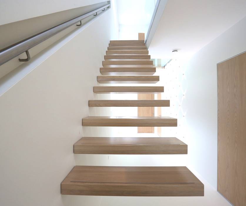 Unieke zwevende spilloze spiltrap in prachtige villa, EeStairs | Stairs and balustrades EeStairs | Stairs and balustrades Modern corridor, hallway & stairs Wood Wood effect