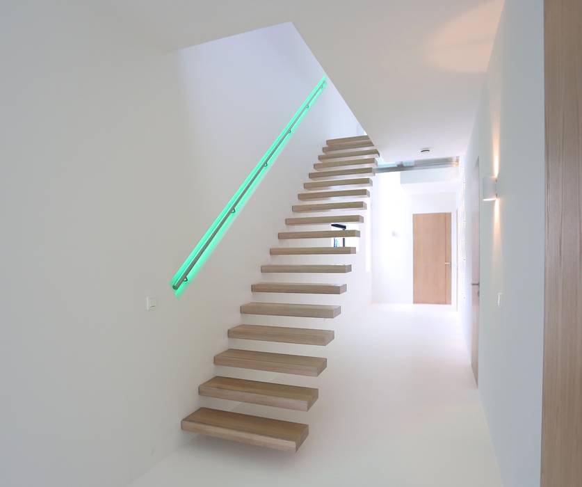 Unieke zwevende spilloze spiltrap in prachtige villa, EeStairs | Stairs and balustrades EeStairs | Stairs and balustrades Modern corridor, hallway & stairs Wood Wood effect