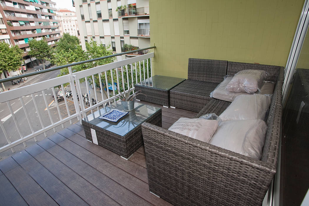 Reforma integral y de mobiliario en calle Urgell de Barcelona, Grupo Inventia Grupo Inventia Rustic style balcony, veranda & terrace Wood-Plastic Composite