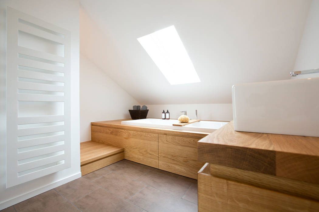 BAD IM DACHSTUDIO, Eva Lorey Innenarchitektur Eva Lorey Innenarchitektur Modern bathroom Wood Wood effect