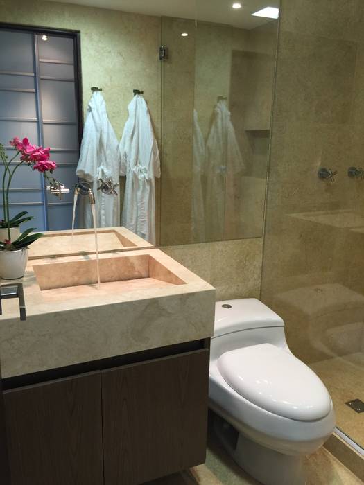 Un baño fabuloso Monica Saravia Baños de estilo moderno Mármol