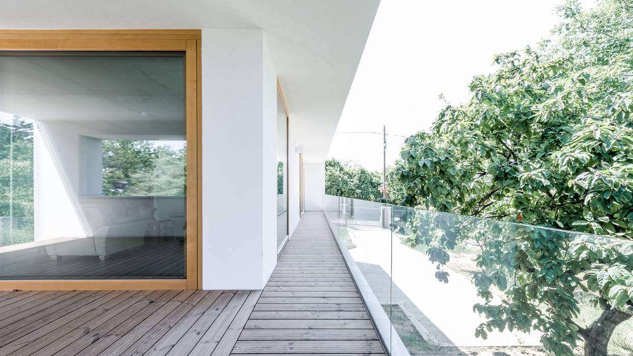 The Black & White House, Földes Architects Földes Architects Minimalist balcony, veranda & terrace