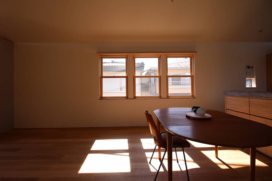 House in Uenokurumazaka, Mimasis Design／ミメイシス デザイン Mimasis Design／ミメイシス デザイン Eclectic style windows & doors Wood Wood effect