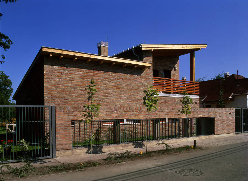 Dwelling House + Light Transmitting Concrete, Földes Architects Földes Architects Rumah Klasik