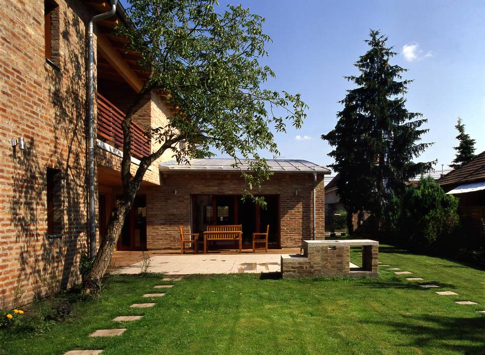 Dwelling House + Light Transmitting Concrete, Földes Architects Földes Architects Classic style garden