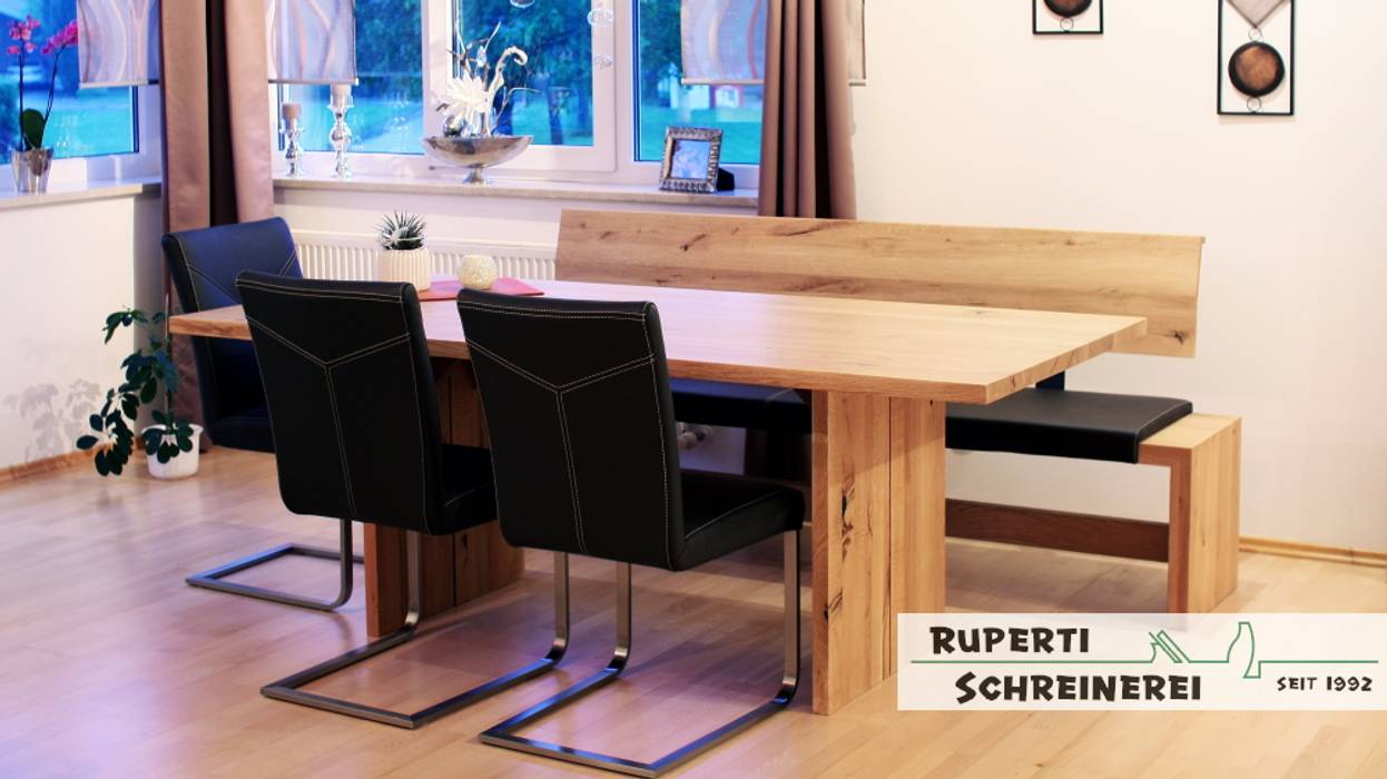 Esszimmer in Eiche Massiv und Leder Sitzbank, Ruperti Schreinerei Ruperti Schreinerei Moderne Esszimmer Holz Holznachbildung Tische