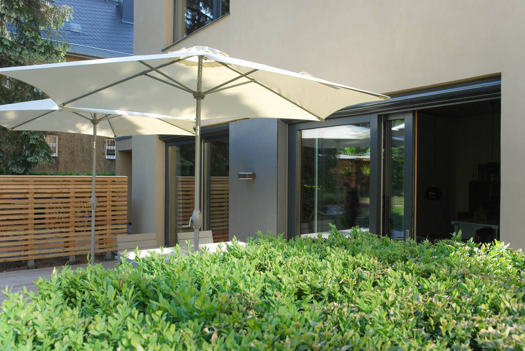 Haus tl - neues wohnen im historischen umfeld moderner balkon, veranda