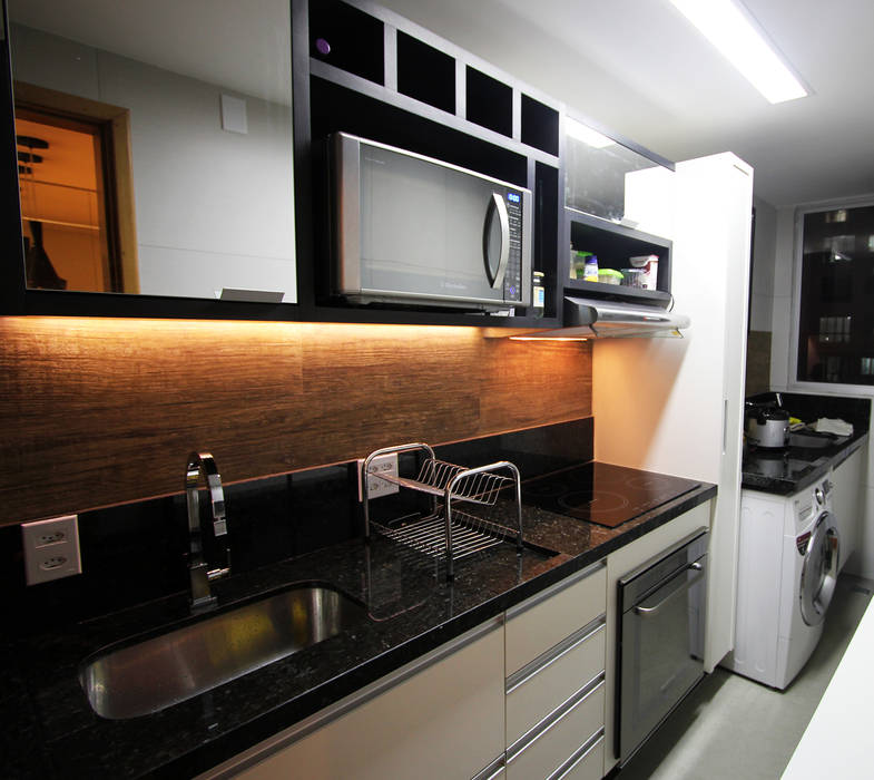 Apartamento AD Tejo Arquitetura & Design Cozinhas modernas cozinha,Iluminação de cozinha,cozinha preta,madeira,iluminação,light,decoração,interiores,interior design,espelho