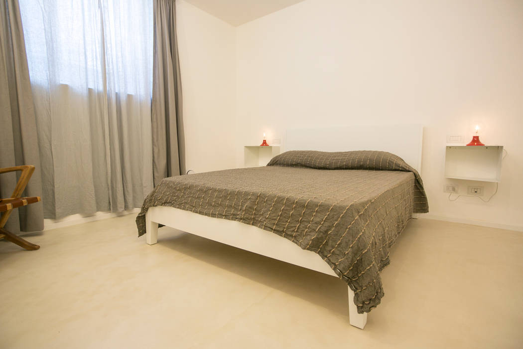 Ristrutturazione di un appartamento sul lungomare di San Vincenzo (LI), mc2 architettura mc2 architettura Camera da letto in stile mediterraneo