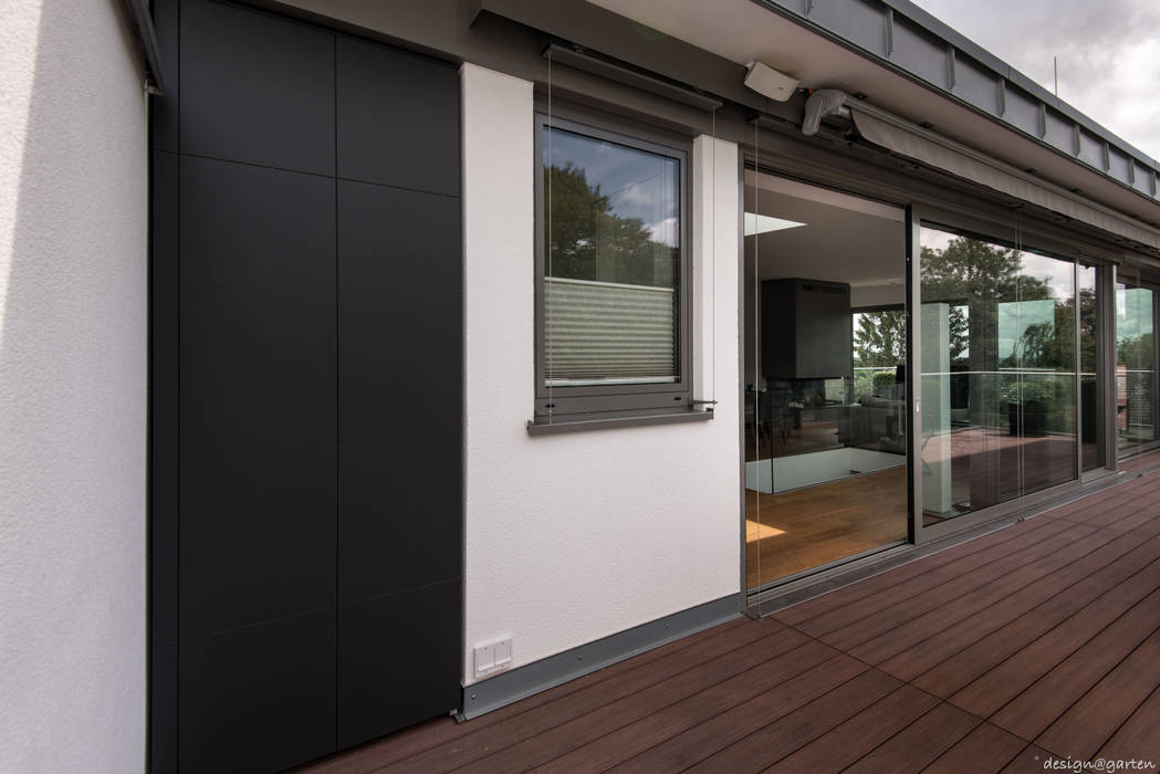 Terrassenschrank @win nach Maß - wetterfest, design@garten GmbH & Co. KG design@garten GmbH & Co. KG Modern balcony, veranda & terrace Wood-Plastic Composite Furniture