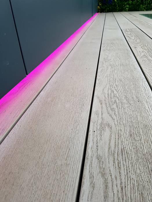 Enhanced grain Smoked Oak Millboard decking with LED lighting strip Paul Newman Landscapes Balcones y terrazas de estilo moderno
